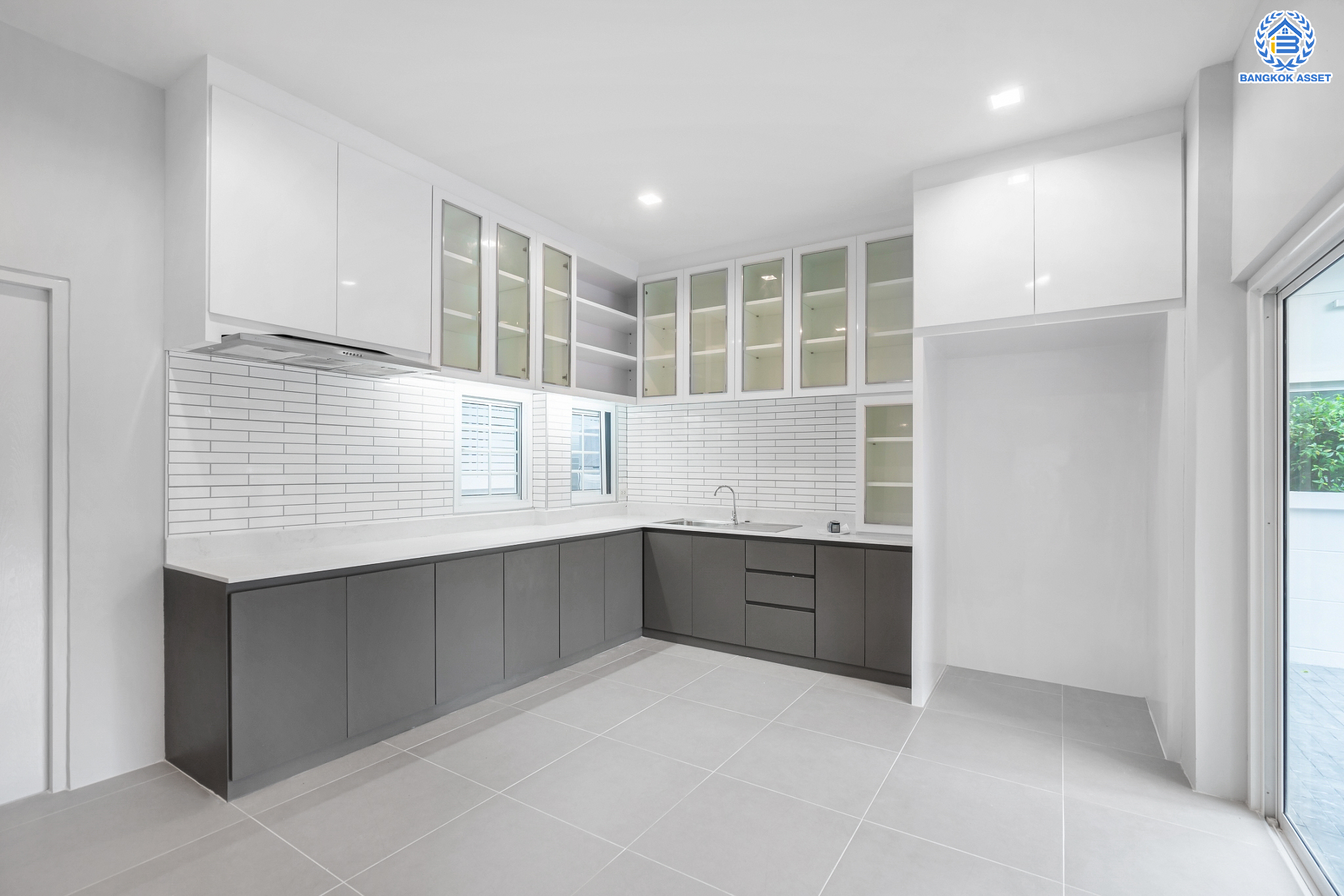 บ้านมือสองตกแต่งใหม่ แบรนด์สุดหรูจาก SC ASSET ม.บางกอกบูเลอวาร์ด สาทร-ปิ่นเกล้า ถนนเมน เนื้อที่ 72.7 ตร.ว. กว้างขวางบนพื้นที่ใช้สอยกว่า 311 ตร.ม. ฟังก์ชันจัดเต็ม 4 ห้องนอน 4 ห้องน้ำ (ห้องนอนทุกห้องมีห้องน้ำในตัว) จอดรถได้ 3 คัน บนทำเลใจกลางราชพฤกษ์ ใกล้ทางด่วน "ศรีรัช" พร้อมเชื่อมสู่สาทร-ปิ่นเกล้า ได้อย่างรวดเร็ว